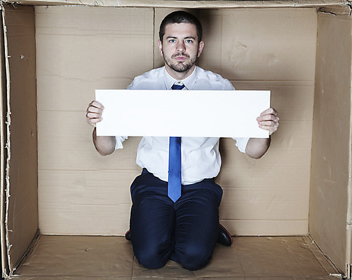 포토 JPG 해외이미지 전신 백인 남자 한명 들기 앉기 성인 앞모습 상자 사무실 비즈니스맨 무릎꿇기 갇힘 답답함 성인남자한명만 카피스페이스 해외202008 해외포토 서양인 1 뷰포인트 비즈니스 모션 사람 공백 직장인 감각 남자한명만 성인남자만 파일형식