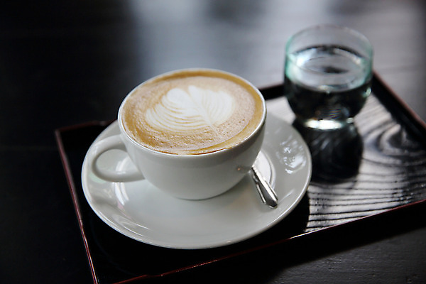 포토 JPG 해외이미지 잔 실내 사람없음 아웃포커스 커피잔 티스푼 컵받침 카푸치노 나무쟁반 해외202008 해외포토 식기 커피 쟁반 촬영기법 내부 목재 숟가락 받침대 파일형식