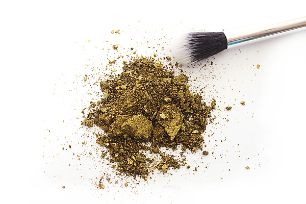 포토 JPG 해외이미지 사람없음 뷰티 손상 금색 붓 화려 가루 흰배경 아이섀도 해외202008 해외포토 컬러 백그라운드 컨셉 화장품 흰색 파일형식