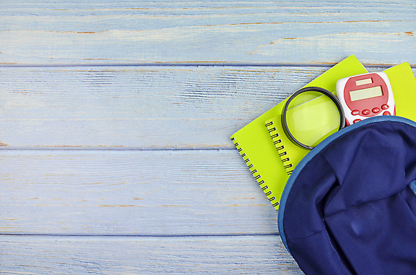 포토 JPG 해외이미지 학생 디자인 교육 종이 어린이 백그라운드 컨셉 다이어트 가방 비즈니스 포장 배낭 학교 탁자 문구용품 사람없음 목재 책 초록색 파란색 스터디 상자 컬러풀 사무실 연필 우주 쪽지 공책 공백 장비 에너지 흰색 신선 업무 플랫 정상 책상 오브젝트 신학기 유기농 위치 점심식사 해외202008 해외포토 나무 웰빙 잡화 컬러 가구 재료 학용품 건강 사람 학습 필기구 식사 작업 파일형식