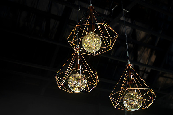 포토 JPG 해외이미지 디자인 백그라운드 컨셉 전구 건축양식 지붕 주택 매달리기 미술 사람없음 내부 장식 빛 검은색 방 수확 램프 천장 복고 옛날 스타일 해외202008 해외포토 건축 컬러 농업 모션 문화예술 조명 건물 파일형식