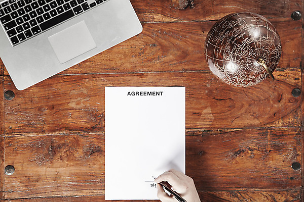 포토 JPG 해외이미지 직업 종이 백그라운드 비즈니스 미래 새로움 직장 사람없음 목재 컴퓨터 사무실 펜 지구본 계산기 업무 비즈니스맨 던지기 정상 위험 종업원 전화기 책상 계약 사인 준비 질서 서명 카피스페이스 해외202008 해외포토 나무 남자 가구 컨셉 회사 재료 모션 문구용품 전자제품 필기구 공백 장비 예절 작업 직장인 파일형식