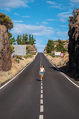 포토 JPG 해외이미지 모델 라이프스타일 여자 행복 도로 여행 자국 자연 휴가 휴식 건강 한명 풍경 성인 야외 가로 청춘 산책 트래킹 하이킹 자유 탐험 기다림 고독 아스팔트 화산 발견 독립 혼자 해외202008 해외포토 1 감정 길 컨셉 교통시설 모션 레저 산 사람 생활 생태계 파일형식