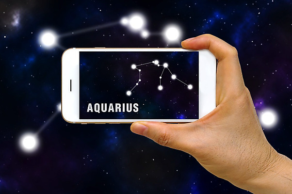 포토 JPG 해외이미지 별 컨셉 인터넷 하늘 모바일 미래 사람없음 빛 스마트폰 핸드폰 태양 우주 디지털 스크린 별자리 행성 분위기 어플리케이션 야간 스마트 사인 은하계 점성술 시스템 신화 천문학 가상 가상현실 현실 해외202008 해외포토 자연요소 교육 전자제품 스마트기기 파일형식