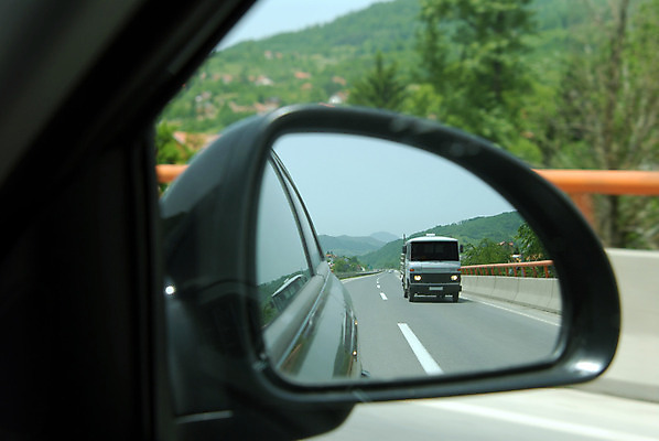 포토 JPG 해외이미지 나무 도로 선 스포츠 여행 밭 교통시설 모션 자동차 날씨 거리 풍경 사람없음 옆모습 초록색 반사 거울 운전 시골 오픈 고속도로 속도 장면 짐차 블러 해외202008 해외포토 식물 길 육상교통 뷰포인트 컬러 교통 농업 시설 파일형식