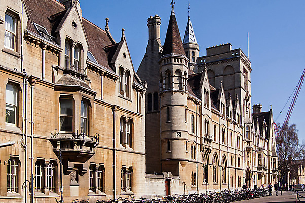 포토 JPG 해외이미지 외관 교육 도로 거리 사람 사람없음 야외 자전거 도시 보행자 역사 대학교 고딕 해외202008 해외포토 길 학교 교통시설 바이크 파일형식