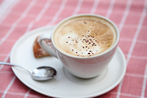 포토 JPG 해외이미지 실내 사람없음 아웃포커스 커피잔 티스푼 컵받침 카푸치노 해외202008 해외포토 커피 잔 촬영기법 내부 숟가락 받침대 파일형식