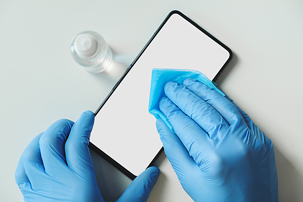 포토 JPG 해외이미지 장갑 관리 사람없음 파란색 스마트폰 유행 스크린 액체 바이러스 보호 먼지 분무기 위생관리 살균 해외202008 해외포토 잡화 컬러 컨셉 핸드폰 스마트기기 파일형식