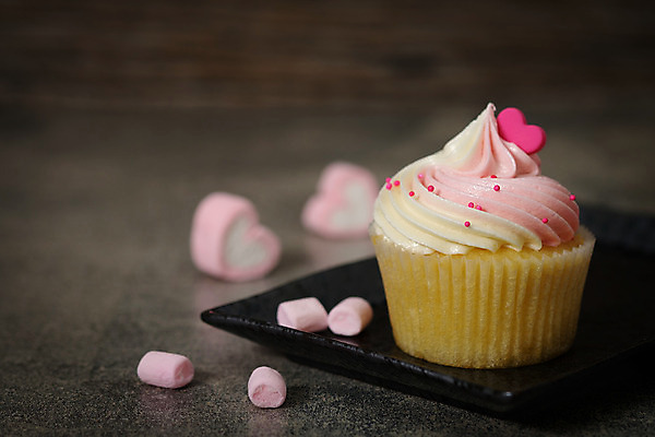 포토 JPG 해외이미지 회색배경 디저트 사람없음 아웃포커스 장식 생일 컵케이크 크림 마시멜로우 해외202008 해외포토 기념일 음식 백그라운드 촬영기법 케이크 회색 파일형식