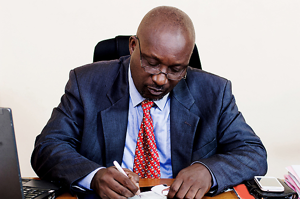 포토 JPG 해외이미지 직업 행복 비즈니스 사업가 노동자 한명 사람 앉기 성인 내부 금융 사무실 판매 잡기 업무 비즈니스맨 자신감 우아함 중앙 편지 중개인 읽기 책상 경영자 리더 문서 책임자 계산서 경영 세금 옛날 장교 해외202008 해외포토 1 남자 감정 가구 컨셉 모션 경제 작업 직장인 파일형식