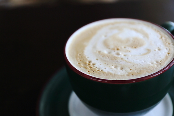 포토 JPG 해외이미지 실내 근접촬영 사람없음 커피잔 컵받침 카푸치노 해외202008 해외포토 커피 뷰포인트 잔 내부 받침대 파일형식