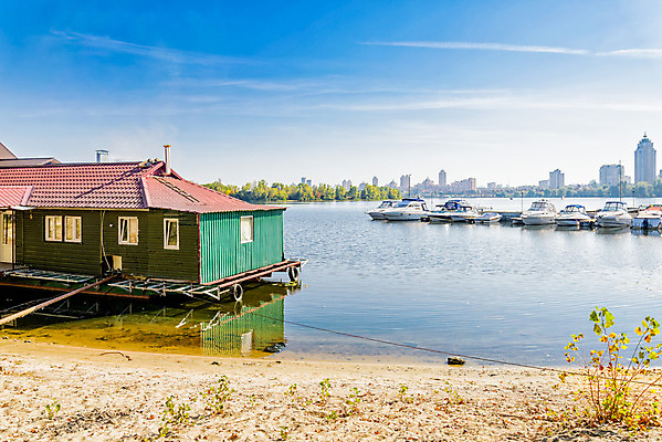 포토 JPG 해외이미지 나무 구름 계절 호수 자연 하늘 아침 주택 풍경 사람없음 건물 초록색 물 여름 파란색 강 햇빛 태양 반사 일출 맑음 봄 가을 연못 도시 보트 숲 스카이라인 우크라이나 해외202008 해외포토 주간 자연요소 식물 건축물 유럽 컬러 배_교통 날씨 노을 생태계 파일형식