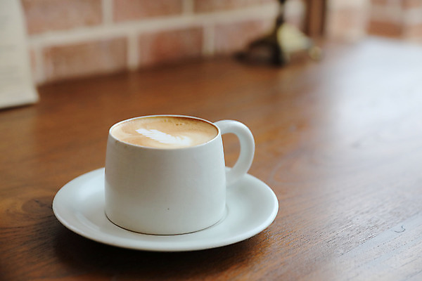 포토 JPG 해외이미지 실내 사람없음 아웃포커스 머그컵 컵받침 나무바닥 카푸치노 해외202008 해외포토 커피 바닥 촬영기법 내부 컵 받침대 파일형식