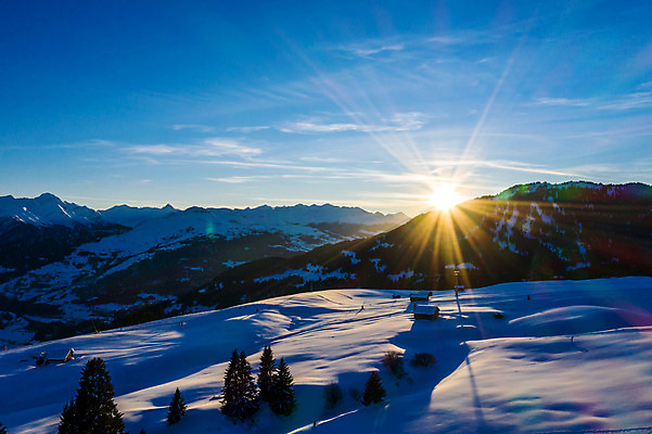포토 JPG 해외이미지 나무 유럽 문화 여행 겨울 자연 하늘 휴가 스키 산 주택 독일 파노라마 사람없음 야외 가로 파란색 관광지 농가 황혼 일몰 농촌 황무지 오스트리아 숲 오두막 스위스 시골집 산봉우리 샬레 바이에른 산맥 해외202008 해외포토 식물 계절 나라 컬러 겨울스포츠 촬영기법 실험기구 건물 농장 노을 시골 생태계 봉우리 파일형식