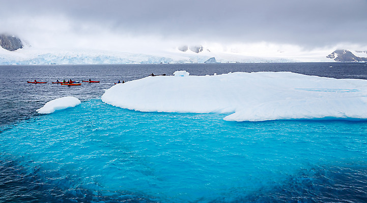 포토 JPG 해외이미지 스포츠 바다 여행 겨울 교통시설 자연 사람 풍경 사람없음 야외 물 파란색 갈색 얼음 추위 탐험 흰색 만 보트 황무지 큼 크루즈 북극 모험가 빙하 함선 장면 카약 봉 빙산 깊이 뱃놀이 원정 이국적 해외202008 해외포토 자연요소 계절 컬러 교통 배_교통 전통놀이 수상스포츠 크기 극지방 시설 생태계 파일형식