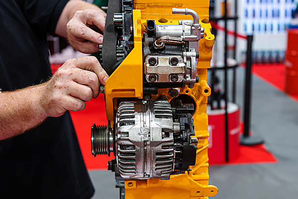 포토 JPG 해외이미지 직업 손 유니폼 부분 교통시설 자동차 노동자 실내 안전 사람 사람없음 금속 기계 블록 공구 업무 작업실 기술자 수리 역 묘사 확인 서비스 고정 팔 엔진 정비공 모터 유지 돌봄 자동 조율 조작 차고 해외202008 해외포토 옷 육상교통 교통 모션 재질 내부 신체부위 도구 작업 시설 파일형식