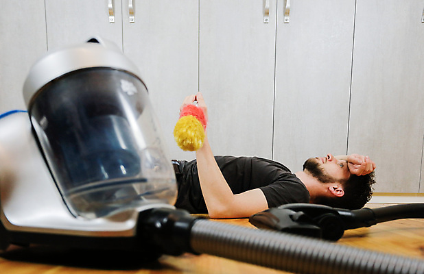 포토 JPG 해외이미지 직업 행복 가구 가사 거실 가정 남편 노동자 아파트 실내 한명 내부 일상 인테리어 기계 청결 방 붓 도움 수리 위생 청소 서비스 싱글 주부 먼지 리빙 청소부 위생관리 정리함 해외202008 해외포토 1 디자인 감정 생활용품 컨셉 주택 관리 사람 라이프 파일형식