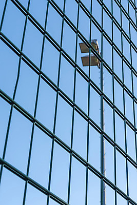 포토 JPG 해외이미지 스포츠 하늘 안전 사람없음 파란색 빛 울타리 금속 축구 경기장 경계선 램프 보호 경계 스포트라이트 천국 돛대 쇠창살 철강 국경 해외202008 해외포토 선 컬러 컨셉 스포츠시설 재질 조명 담장 구기 파일형식