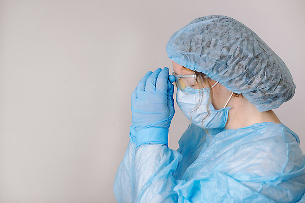 포토 JPG 해외이미지 직업 여자 유럽 장갑 유니폼 생각 건강 병원 피곤 가면 한명 약 간호사 의사 슬픔 기도 바이러스 보호 질병 고민 예방 업무과다 주사약 외과 테라피 백신 예방접종 예방주사 우울증 전염병 카피스페이스 해외202008 해외포토 1 잡화 옷 감정 나라 컨셉 의학 주사기 사람 뷰티 공백 의료진 업무 접종 파일형식