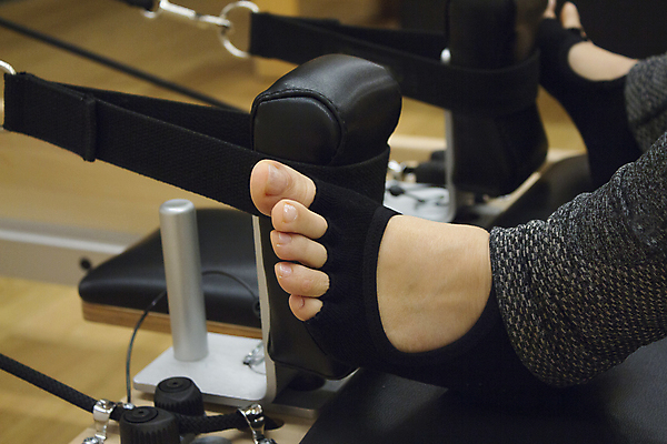 포토 JPG 해외이미지 라이프스타일 여자 스포츠 운동화 신체 요가 교실 건강 사람 사람없음 운동복 운동 강사 스트레칭 힘 기계 활발 장비 몸무게 유연 날씬함 집중 연습 체육관 체조 필라테스 해외202008 해외포토 직업 웰빙 옷 교육 신발 컨셉 학교 생활 몸매 파일형식