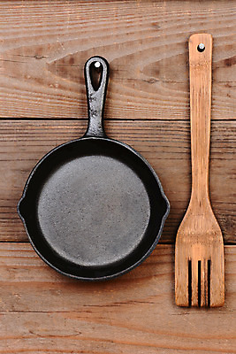 포토 JPG 해외이미지 벽 포크 날씨 매달리기 요리 사람없음 목재 세로 갈색 금속 주방 검은색 골동품 기구 시골 못 닫기 옛날 해외202008 해외포토 나무 식기 컬러 재료 모션 재질 공구 파일형식