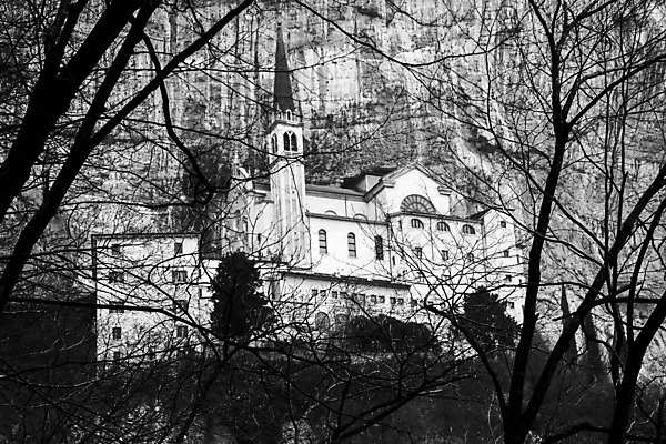 포토 JPG 해외이미지 외관 유럽 종교 십자가 왕관 사람없음 건물 장식 가로 초록색 교회 여행객 이탈리아 골동품 사찰 알프스 대리석 북쪽 수도원 천연기념물 랜드마크 명승지 베로나 보호구역 수녀원 순례 숨기 해외202008 해외포토 건축물 나라 컬러 재료 종교건축 모션 사람 풍경 방향 구역 파일형식