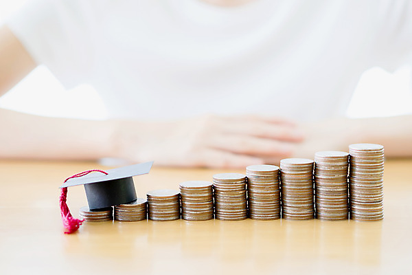 포토 JPG 해외이미지 교육 컨셉 돈 비즈니스 졸업 실내 창조 사람없음 가로 금융 학습 쌓기 동전 저축 비즈니스우먼 재산 대학교 대출 빚 캡모자 해외202008 해외포토 모자_잡화 여자 학교 모션 내부 경제 직장인 파일형식