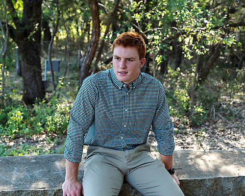 포토 JPG 해외이미지 남자 행복 여유 포즈 졸업 학교 성공 기념 한명 미소 소년 10대 빨간색 파란색 축구 끝 주근깨 저지 플레이어 해외202008 해외포토 1 교육 감정 어린이 컬러 컨셉 청소년 표정 사람 구기 점 파일형식