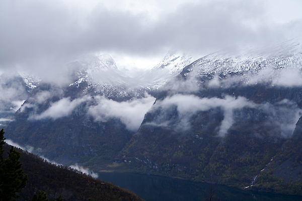포토 JPG 해외이미지 구름 유럽 여행 자연 하늘 산 파노라마 풍경 경사 사람없음 여름 환경 계곡 등산 트래킹 하이킹 안개 바위 시골 황무지 고도 언덕 산등성이 서리 알프스 북쪽 웅장함 절정 해외202008 해외포토 자연요소 계절 나라 레저 날씨 촬영기법 돌_바위 방향 생태계 파일형식