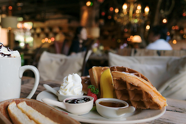 포토 JPG 해외이미지 접시 커피 딸기 디저트 사람없음 아웃포커스 컵 쌓기 크림 브런치 시럽 와플 해외202008 해외포토 식기 음료 음식 과일 모션 촬영기법 식사 파일형식