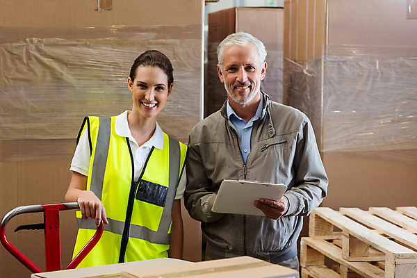 포토 JPG 해외이미지 여자 남자 중년 50대 실내 서기 들기 상반신 20대 성인 두명 앞모습 상자 화물 물류창고 해외202008 해외포토 뷰포인트 모션 사람 청년 내부 운송업 창고 파일형식