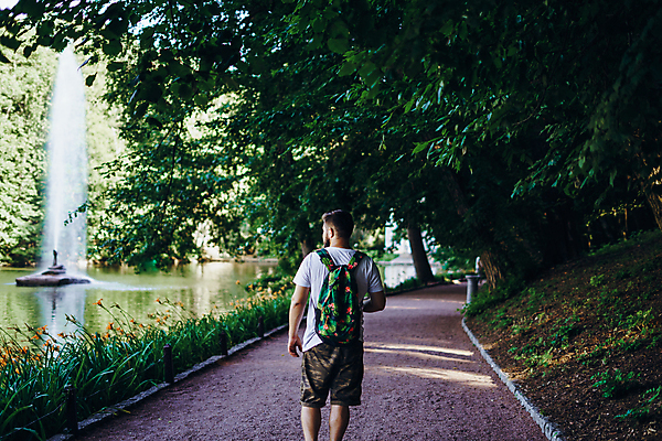 포토 JPG 해외이미지 식물 라이프스타일 계절 공원 남자 호수 여행 백그라운드 셔츠 잎 배낭 자연 휴가 한명 사람 풍경 야외 목재 세로 초록색 물 여름 파란색 강 태양 여행객 정원 일몰 산책 트래킹 하이킹 자유 흰색 내추럴 무료 방법 생태학 전국 해외202008 해외포토 자연요소 나무 1 공공시설 교육 컬러 컨셉 상의 가방 재료 레저 휴식 생활 노을 생태계 파일형식
