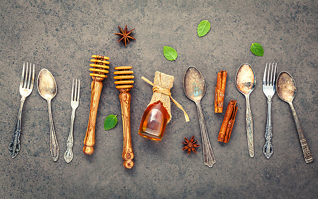 포토 JPG 해외이미지 백그라운드 포크 사람없음 숟가락 회색 허브 꿀 시나몬스틱 허니디퍼 팔각회향 해외202008 해외포토 식물 식기 컬러 수저 도구 향신료 시나몬 파일형식