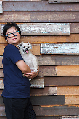 포토 JPG 해외이미지 주간 한마리 여자 벽 여행 안기 한명 서기 사람 성인 야외 옆모습 반려동물 개 성인여자한명만 안경낌 해외202008 해외포토 자연요소 동물 1 안경 뷰포인트 포유류 모션 여자한명만 성인여자만 파일형식