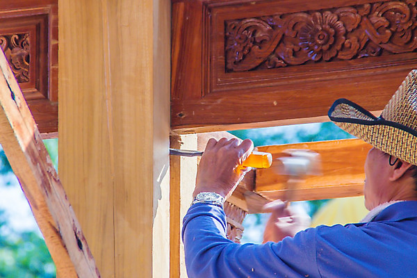 포토 JPG 해외이미지 직업 전통 손 디자인 조각 노동자 주택 미술 사람없음 건물 목재 장식 기구 공구 붓 업무 사찰 작업실 널 망치 천 목수 목공예 잡동사니 수공예 때리기 복원 업그레이드 재주꾼 핸드메이드 해외202008 해외포토 나무 건축물 재료 종교건축 모션 문화예술 신체부위 도구 직물 작업 공예 파일형식