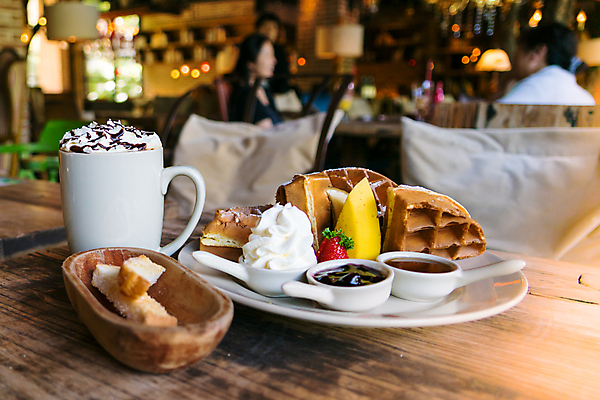 포토 JPG 해외이미지 접시 커피 딸기 디저트 사람없음 아웃포커스 컵 크림 브런치 시럽 꿀 와플 해외202008 해외포토 식기 음료 음식 과일 촬영기법 식사 파일형식