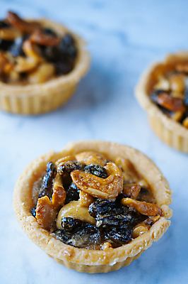 포토 JPG 해외이미지 디저트 실내 근접촬영 사람없음 아웃포커스 견과류 파란배경 타르트 해외202008 해외포토 음식 빵 뷰포인트 백그라운드 촬영기법 내부 파란색 파이_빵 파일형식