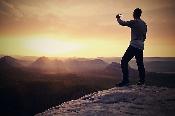 포토 JPG 해외이미지 백인 라이프스타일 남자 포즈 휴가 한명 스마트폰 카메라 계곡 사진촬영 장비 추위 자유 안개 기적 사진사 백패커 셀프 운동가 하이커 해외202008 해외포토 서양인 1 여행 컨셉 날씨 사람 생활 전자제품 핸드폰 스마트기기 촬영 작가 파일형식