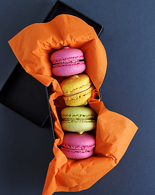 포토 JPG 해외이미지 검은배경 디저트 사람없음 마카롱 해외202008 해외포토 음식 백그라운드 검은색 파일형식