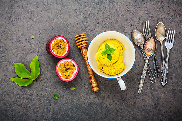 포토 JPG 해외이미지 음식 포크 과일 회색배경 아이스크림 사람없음 숟가락 달콤 와플 젤라또 패션후르츠 해외202008 해외포토 식기 백그라운드 디저트 수저 회색 맛 열대과일 파일형식