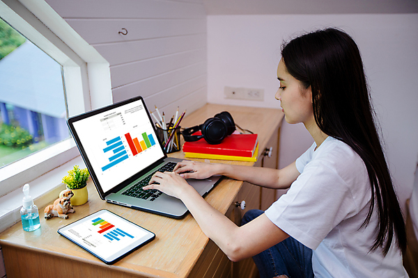 포토 JPG 해외이미지 학생 라이프스타일 여자 교육 행복 커피 인터넷 비즈니스 통신 학교 휴식 주택 실내 한명 사람 동양인 노트북 스마트폰 학습 스터디 컴퓨터 헤드폰 공책 침실 방 흰색 업무 작업 비즈니스우먼 네트워크 연결 무선전화기 온라인 리빙 해외202008 해외포토 1 감정 음료 컬러 음향기기 컨셉 문구용품 인종 내부 건물 생활 전자제품 핸드폰 스마트기기 직장인 전화기 파일형식