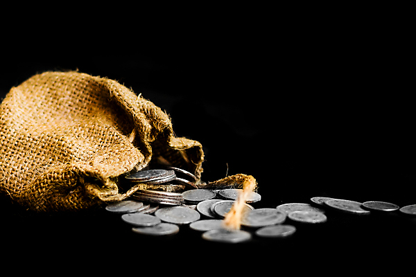 포토 JPG 해외이미지 종교 조각 돈 검은배경 새로움 이야기 사람없음 동전 검은색 성경 예수 은색 심볼 증거 유대인 복음 체포 파우치 해외202008 해외포토 컬러 백그라운드 컨셉 가방 종교용품 신_종교 재산 파일형식