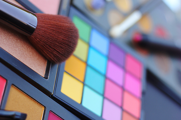 포토 JPG 해외이미지 실내 사람없음 화장용품 아이섀도 메이크업브러쉬 섀도우팔레트 해외202008 해외포토 내부 화장품 붓 미용용품 파일형식