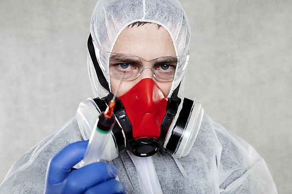 포토 JPG 해외이미지 응시 남자 스트레스 주사기 한명 들기 사람 상반신 성인 앞모습 약 장비 의사 방독면 백신 성인남자한명만 카피스페이스 코로나바이러스 방호복 해외202008 델타변이바이러스 해외포토 1 시선 옷 뷰포인트 의학 의료기기 모션 마스크 공백 의료진 바이러스 남자한명만 성인남자만 파일형식