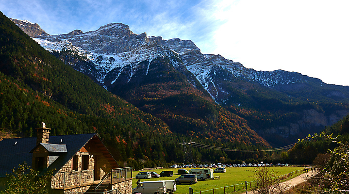 포토 JPG 해외이미지 여행 겨울 휴가 스키 휴식 산 풍경 사람없음 목재 농장 시골 소나무 정상 숲 언덕 만족 눈내림 해외202008 해외포토 나무 계절 감정 컨셉 농업 재료 겨울스포츠 눈_날씨 파일형식