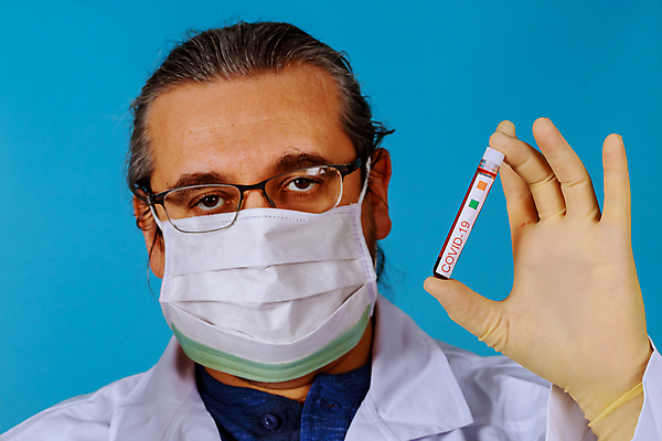 포토 JPG 해외이미지 남자 안경 병원 한명 들기 상반신 성인 앞모습 의사 혈액 시험관 파란배경 백신 성인남자한명만 코로나바이러스 해외202008 델타변이바이러스 해외포토 1 잡화 뷰포인트 백그라운드 의학 모션 실험기구 사람 파란색 의료진 바이러스 남자한명만 성인남자만 파일형식