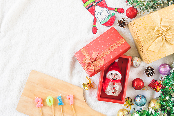 포토 JPG 해외이미지 전통 디자인 계절 백그라운드 크리스마스 겨울 공 눈사람 탁자 휴가 새로움 선물 사람없음 목재 장식 빨간색 초록색 상자 산타클로스 축제 흰색 축하 소나무 발표 눈송이 황금 컨테이너 연도 심볼 오브젝트 활 주기 질감 팩 패키지 기부 포장소품 2017년 해외202008 해외포토 나무 기념일 산업 컬러 가구 컨셉 재료 포장 모션 눈_날씨 화장품 포장재료 파일형식