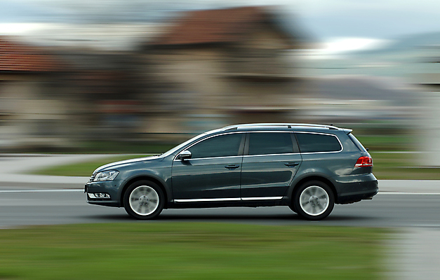 포토 JPG 해외이미지 라이프스타일 디자인 도로 여행 이동 비즈니스 교통시설 모션 자동차 휴가 거리 사람없음 초록색 힘 회색 운전 바퀴 고속도로 운전사 속도 방법 블러 자동 해외202008 해외포토 직업 길 육상교통 컬러 교통 컨셉 생활 시설 파일형식