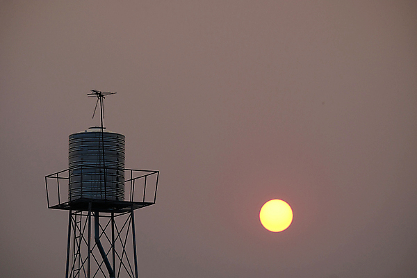 포토 JPG 해외이미지 1 실루엣 백그라운드 건축양식 사다리 자연 하늘 주택 사람없음 야외 물 빛 태양 우주 탑 상점 금속 고층빌딩 흰색 저수지 도시 작음 큼 오브젝트 탱크 수납 압력 철강 공급 해외202008 해외포토 자연요소 건축물 건축 컬러 재질 촬영기법 빌딩 건물 도구 크기 생태계 파일형식