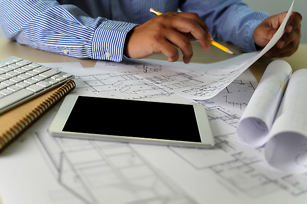 포토 JPG 해외이미지 모델 직업 손 디자인 산업 종이 백그라운드 컨셉 비즈니스 건축양식 탁자 주택 직장 자 사람 사람없음 건물 사무실 장비 계산기 수확 흰색 공구 잡기 업무 작업 비즈니스맨 엔지니어 수리 계획 건축가 디자이너 스케치 책상 그림 만들기 청사진 공학 계약자 진짜 프로젝트 해외202008 해외포토 건축물 교육 남자 건축 컬러 가구 농업 회사 모션 문구용품 미술 신체부위 도구 직장인 기술자 계약 파일형식